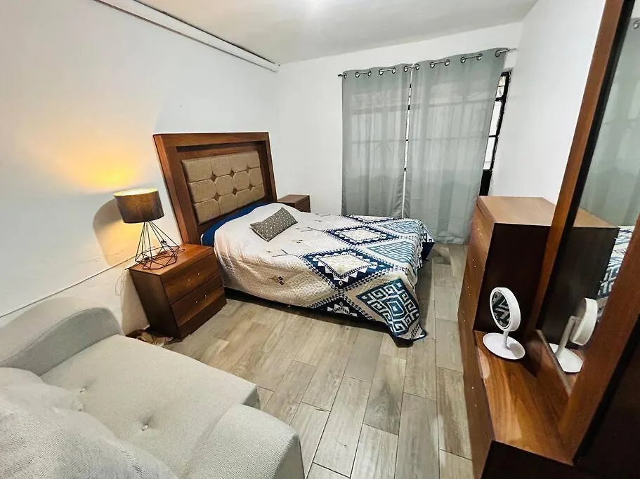 Comoda Casa Con Dos Cuartos Y Cochera Para Auto Pequeno Guadalajara