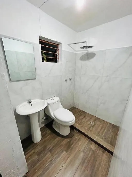 Comoda Casa Con Dos Cuartos Y Cochera Para Auto Pequeno Guadalajara 0*,